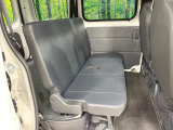 広々とした2列目シートは居住性が高く、居心地も快適!友達や家族とのお出かけにぴったりです。ベビーシートやチャイルドシート使用時も快適にお過ごしいただける十分な空間を確保しています。