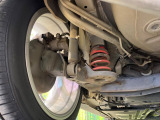 【ダウンサス】ローダウン済みのお車で、スタイリッシュな見た目となっております。車両の重心が下がる事で、走行時の安定性も向上します♪