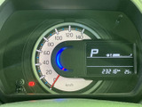 直感的に理解できる表示で、車の状態を把握できます。速度や燃料残量など、必要な情報をひと目で確認できます。