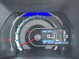 必要な情報をひと目で確認できる見やすいデザインです。運転中の視線移動を最小限に抑え、安全運転をサポートします。