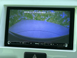 後退時の安全をサポートするバックモニター。駐車や狭い場所での取り回しが楽になります。