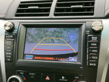バックカメラの映像を表示し、後退時の安全をサポート。駐車場での出し入れも安心でスムーズに行えます。