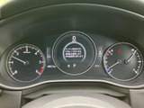 速度や燃料残量など、運転に必要な情報を一目で確認できます。スタイリッシュなデザインも、ドライバーのモチベーションを高める要素の一つです。