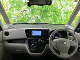 運転席ドアを開けると、広々とした空間が広がります。使いやすいスイッチ類の配置が、スムーズな操作を可能にします。