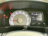 視認性の高いメーターパネルは、運転中の情報をスムーズに確認できます。シンプルで機能的なデザインがドライバーをサポートするでしょう。