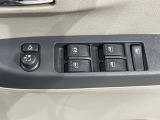【電動格納ミラー】サイドミラーは電動格納式となっており、狭い駐車場でもキズがつくリスクを抑えられます。