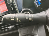 雨天時でも安心して運転できるワイパーレバー。雨量に応じて自動で調整する機能も搭載されている場合があります。視界を確保し安全運転を。