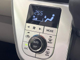 【オートエアコン】一度お好みの温度に設定すれば、車内の温度を検知し風量や温度を自動で調整。暑い&hellip;寒い&hellip;と何度もスイッチ操作をする必要はありません。快適な車内空間には必須の機能ですね♪