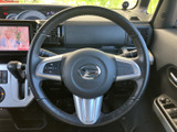 握りやすく操作しやすいステアリング。長距離ドライブでも疲れにくく、快適な運転をサポートします。デザインも洗練されていて、所有欲をくすぐります。