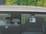 【三菱e-Assist】走行中に前方の車両等を認識し、衝突しそうな時は警報とブレーキで衝突回避と被害軽減をアシスト。より安全にドライブをお楽しみいただけます。