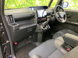 運転席からの視界が広く、周囲の状況を把握しやすい設計となっています。安全で快適な運転をサポートします。