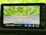 後退時には、映像をスムーズに確認でき、安全な後退をサポートします。駐車も安心して行えます。