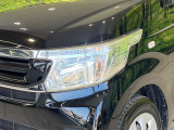【LEDヘッドライト】悪天候や夜間走行時も良好な視界を確保し安心して運転できる高輝度LEDヘッドライトを装備!点灯速度が早く、消費電力も抑えられています。