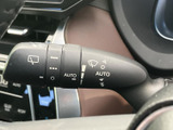 雨天時でもクリアな視界を確保するワイパー。レバー操作も軽く、快適な運転をサポートします。自動機能も搭載されています。