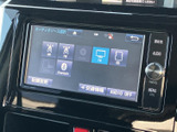 多彩なメディアに対応し、お好みの音楽や映像を車内で楽しめます。ラジオ、CD、USBなど、様々な入力ソースに対応した使いやすいシステムです。
