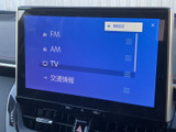 多彩なメディアに対応し、お好みの音楽や映像をお楽しみいただけます。停車時にテレビ機能も利用でき、ちょっとした休憩時間にも便利です。