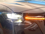 【LEDヘッドライト】悪天候や夜間走行時も良好な視界を確保し安心して運転できる高輝度LEDヘッドライトを装備!点灯速度が早く、消費電力も抑えられています。