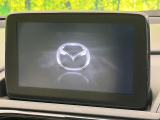 【マツダコネクトナビ】車内の雰囲気にマッチした一体型タイプのナビ。各種車輌設定やBluetooth再生等、様々な機能が楽しめます。直感的なダイヤル操作が可能で、使い勝手も良好です。