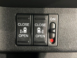 【両側パワースライドドア】スマートキーや運転席のスイッチで後席両側スライドドアの開閉が可能♪電動だから力を入れてドアを開ける必要が無く、小さなお子様でも簡単に開け閉めでき快適です♪