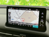 鮮明な画面で、スムーズなナビ操作が可能です。目的地設定も簡単に行えて、運転中の負担を軽減します。