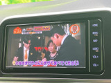 停車時にテレビを視聴可能。旅先での情報収集や、休憩時間のエンターテイメントに役立ちます。家族みんなで楽しめるコンテンツを、快適な空間で満喫できます。