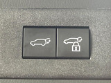 【パワーバックドア】スマートキーや運転席のボタンを押すだけでリアゲートが自動で開閉します!荷物を持っている時や、高い位置にあるバックドアを閉める際に便利な機能です♪