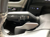 雨天時でも視界を確保するワイパー操作は、安全運転の基本。レバー操作で簡単に調整できます。