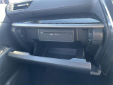 【グローブボックス】大容量のグローブボックスです!!車検証ケース他、日頃使う小物類の収納スペースもたくさんあります!