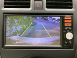 バックカメラと連動し、安全確認をサポート。後退時の視界を広げ、駐車をスムーズに行えます。