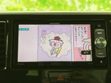 停車時に映像を楽しめるTV画面を搭載。お子様連れのご家族にもおすすめです。移動中の視聴を安全に楽しめます。