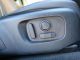 ◆パワーシート『電動パワーシートですので運転中のシート調節も安全に行えます。微調整も可能ですのであなただけのドライビングポジションを実現します。』
