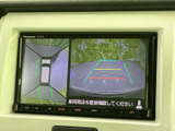 バックカメラ連動のモニター画面。駐車時や狭い場所での運転をサポートします。安全確認をスムーズに行い、安心して運転操作が可能です。