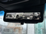 【デジタルルームミラー】車両後方カメラの映像をルームミラーに映すことが出来ます。 そのため、後席に人や荷物があって後方が見えづらい場合でもしっかり視界を確保することが出来ます。
