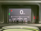 視認性の高いメーターパネルで、運転中の状況把握をスムーズに行えます。必要な情報をひと目で確認でき、安全運転をサポートする頼もしい存在です。