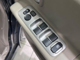 【電動格納ミラー】サイドミラーは電動格納式となっており、狭い駐車場でもキズがつくリスクを抑えられます。