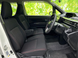 シンプルで使いやすい内装空間。視認性の高い操作系で、運転をサポートします。シートに座ると、包み込まれるような心地よさを感じられます。
