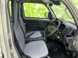 運転席からの視界を確保する広々とした窓。周囲の状況を把握しやすく、安全運転をサポートします。