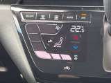 【オートエアコン】一度お好みの温度に設定すれば、車内の温度を検知し風量や温度を自動で調整。暑い&hellip;寒い&hellip;と何度もスイッチ操作をする必要はありません。快適な車内空間には必須の機能ですね♪