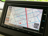 鮮明な地図表示で、運転中のルート確認が容易です。スムーズな操作性と詳細な情報で、安心して目的地へ向かうことができます。