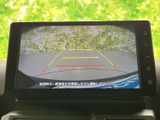 バックカメラ映像をクリアに表示し、安全な後退をサポート。駐車の苦手な方にも安心です。視界を広げて運転をアシスト。