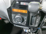 【オートエアコン】一度お好みの温度に設定すれば、車内の温度を検知し風量や温度を自動で調整。暑い&hellip;寒い&hellip;と何度もスイッチ操作をする必要はありません。快適な車内空間には必須の機能ですね♪