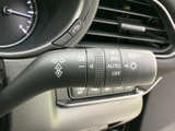 スムーズな操作感を実現したウインカーレバー。視認性の高いデザインで、安全な運転をサポートします。