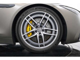 20インチAMG5ツインスポークアルミホイールを装着。大径ホイールがワイドなボディと美しく調和し、マットグレーのボディに映えるデザインが、足元からSL43のスポーティな雰囲気を引き立てます。
