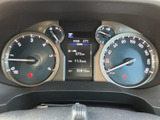 スタイリッシュなデザインと視認性を両立したメーター。速度や燃料残量など、運転に必要な情報を分かりやすく表示し、ドライビングをサポートします。液晶画面も搭載。