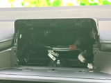 収納スペースを備え、取り外しも可能なナビ・オーディオ。普段使いの小物や、地図などをスマートに収納できます。後付けのカーナビやオーディオの設置も容易でしょう。