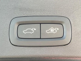 【パワーバックドア】スマートキーや運転席のボタンを押すだけでリアゲートが自動で開閉します!荷物を持っている時や、高い位置にあるバックドアを閉める際に便利な機能です。