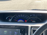 視認性の高いメーターデザイン。速度、燃料残量、走行距離など、運転に必要な情報を一目で確認できます。