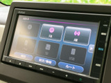 豊富な入力端子で、お好みの音楽を存分に楽しめます。CD、ラジオ、USBなど、様々なメディアに対応し、ドライブの雰囲気を高めます。