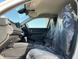 アクセスの良さが際立つ、広々とした空間。乗り降りしやすい設計で、運転席への移動もスムーズです。