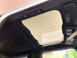 【ガラスルーフ】ガラスルーフ搭載で車内の解放感が一気にアップ!開放的なドライブをお楽しみいただけます。